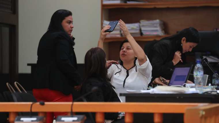 Las fiscales Suleisy Magdalena Gutiérrez, Saidi Leticia Guerra Samayoa y Katy Maritza Hernández Gálvez, durante un receso de la audiencia. (Foto Prensa Libre: Érick Ávila)