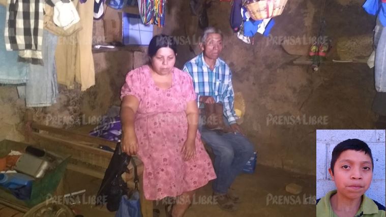 Tránsito Gutiérrez Oloroso y su esposo Tanerjo De León, padres de Juan de León Gutiérrez (inserto), el menor que murió mientras estaba en custodia de EE. UU. (Foto Prensa Libre: Hemeroteca PL)
