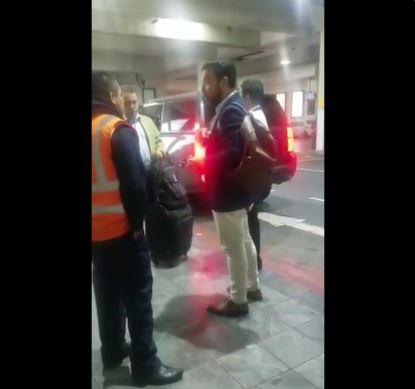 La polémica por el regaño que recibió un guardia en el aeropuerto por comprar comida en una venta ambulante