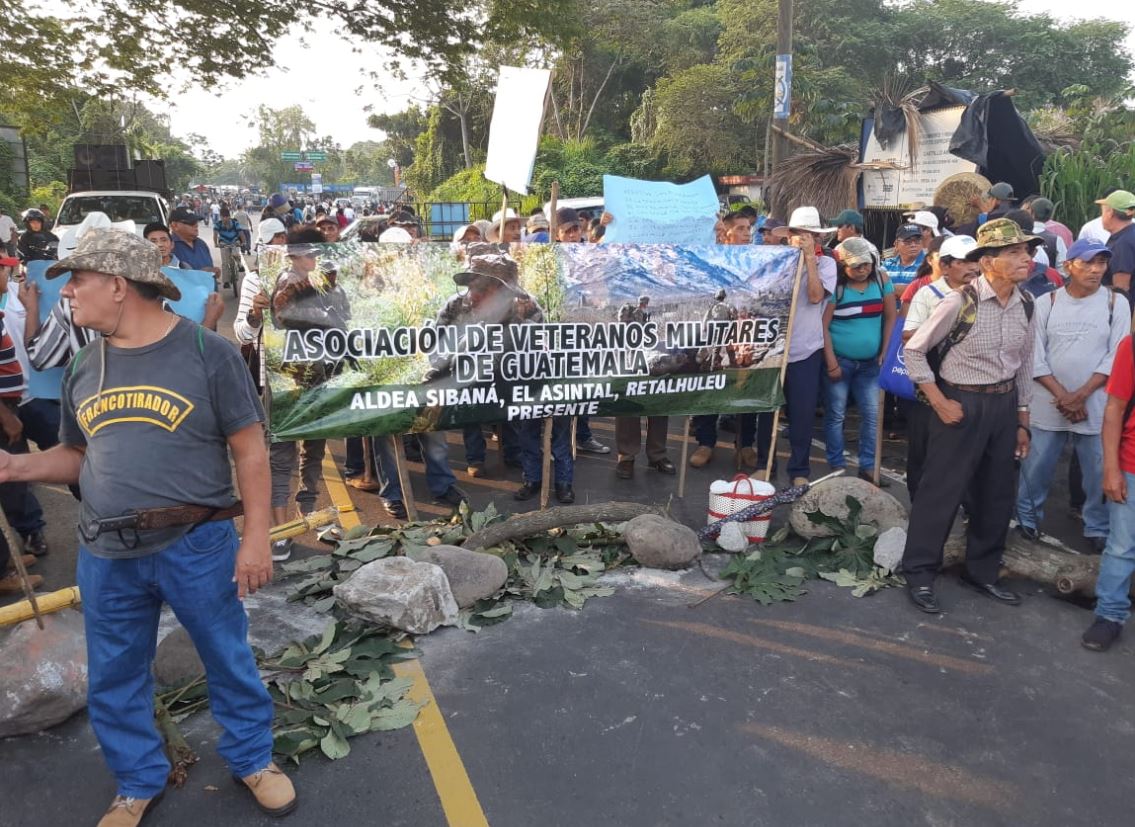 Los bloqueos permanecen en diferentes puntos del país aseguran los manifestantes.  (Foto Prensa Libre: Rolando Miranda)