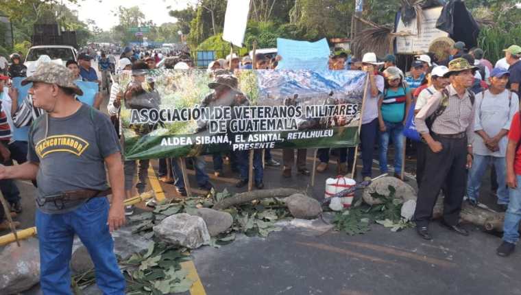 Los bloqueos permanecen en diferentes puntos del país aseguran los manifestantes.  (Foto Prensa Libre: Rolando Miranda)