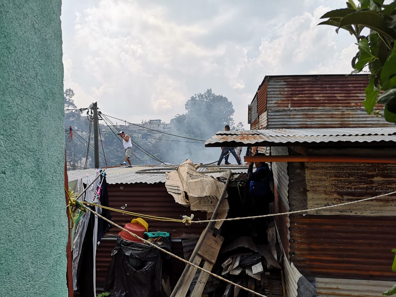Los trabajos de rescate son complicados por la ubicación de las casas. (Foto Prensa Libre: Willian Cumes)