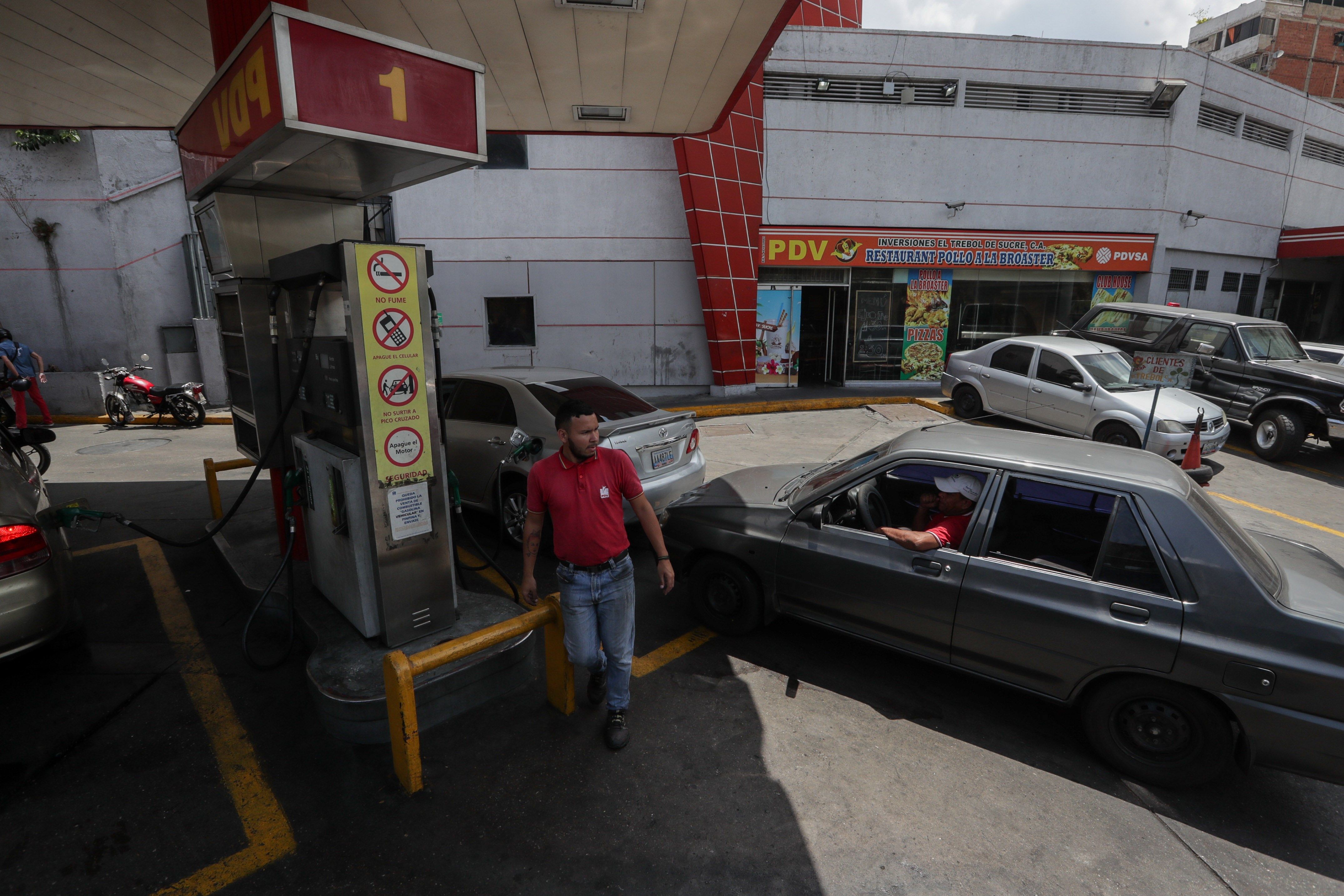 Los venezolanos enfrentan ciclos de escasez de gasolina. (Foto Prensa Libre: EFE)