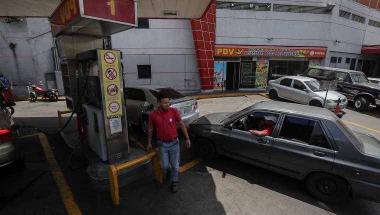 Los venezolanos enfrentan ciclos de escasez de gasolina. (Foto Prensa Libre: EFE)