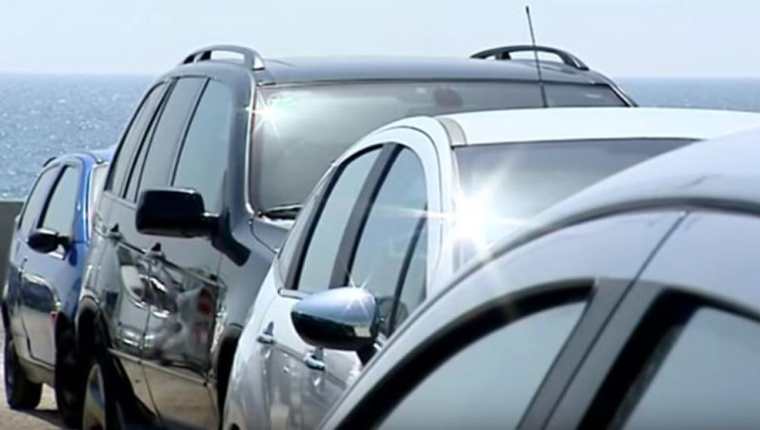Las autoridades advierten de que es un delito dejar a niños encerrados en vehículos, especialmente en horas de calor. (Foto referencial del sitio lavanguardia.com)