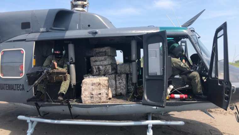 El Ejército incautó 2 mil 353 kilogramos de cocaína y reportó un un jet quemado en la Reserva Natural Manchón Guamuchal. (Foto Prensa Libre: MDN)