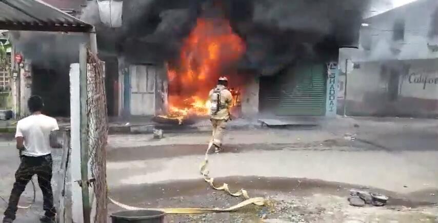 Los cuerpos de socorro controlan el fuego para que no se extienda. (Foto Prensa Libre: Bomberos Voluntarios)