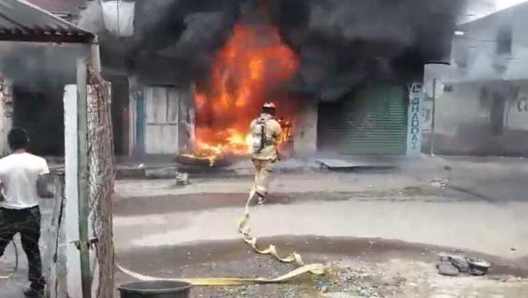Los cuerpos de socorro controlan el fuego para que no se extienda. (Foto Prensa Libre: Bomberos Voluntarios)