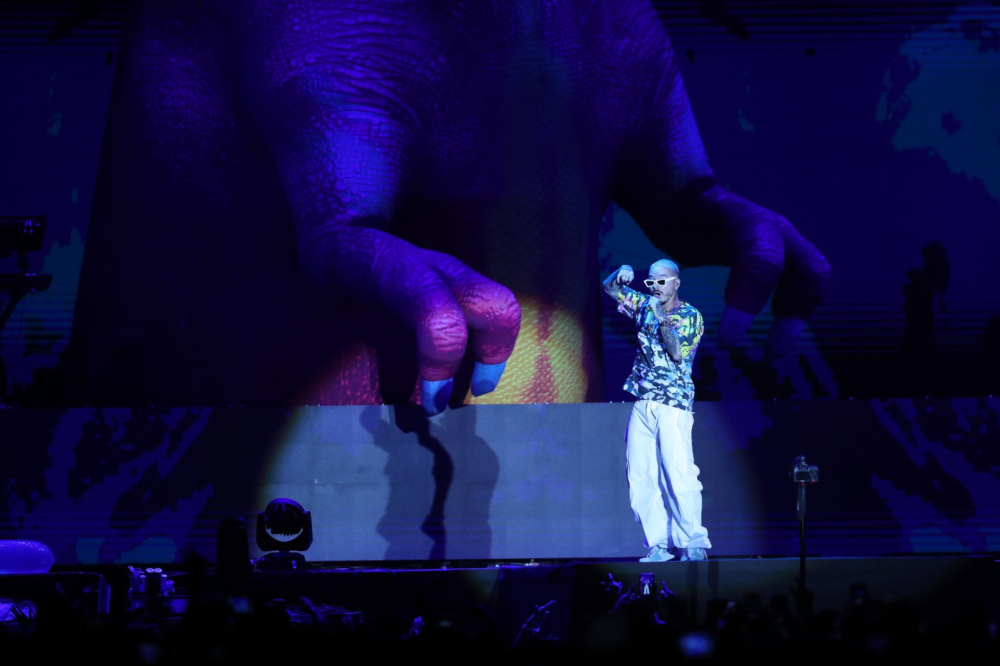 El reguetonero colombiano J Balvin, durante su show en el EMF 2019. (Foto Prensa Libre: Keneth Cruz)