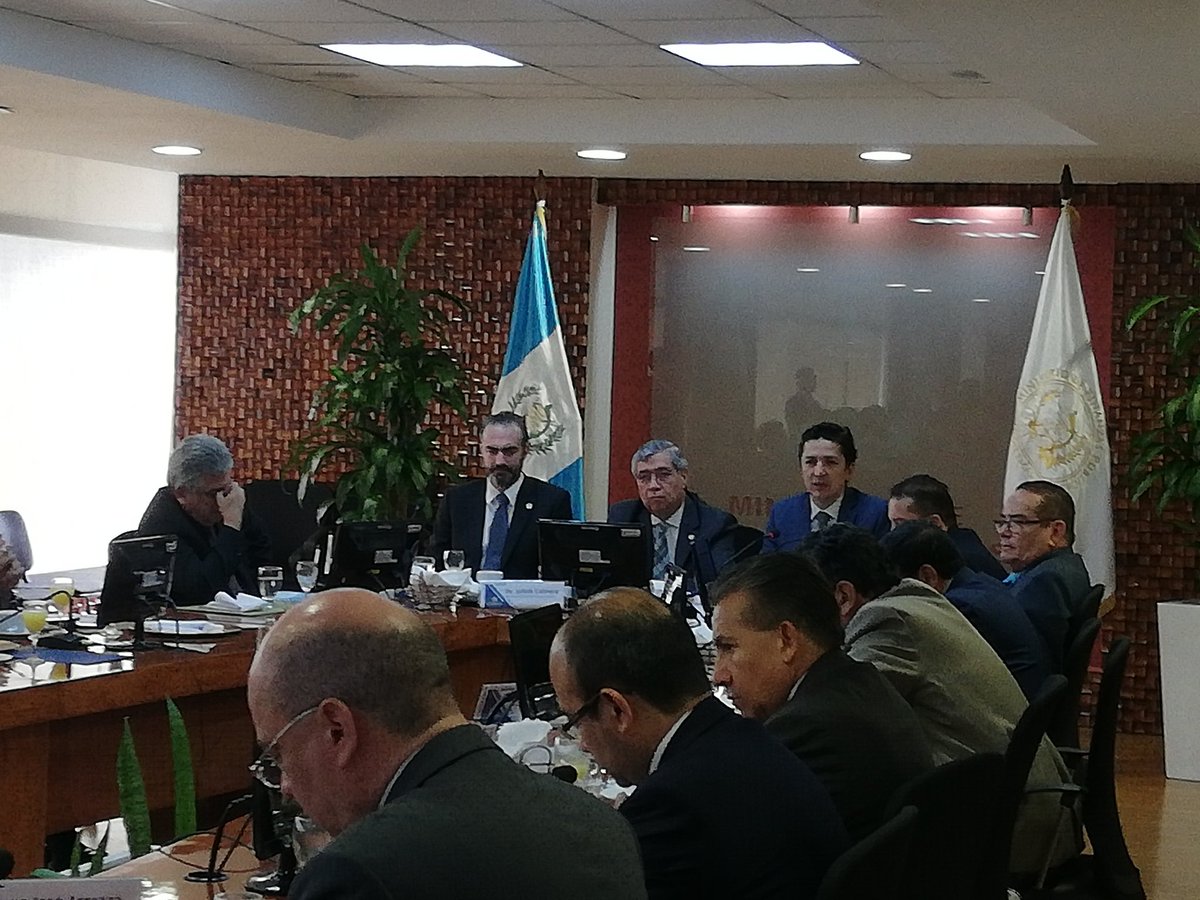 El vicepresidente Jafeth Cabrera dirige una reunión en el Ministerio de Finanzas. (Foto Prensa Libre: Urías Gamarro)