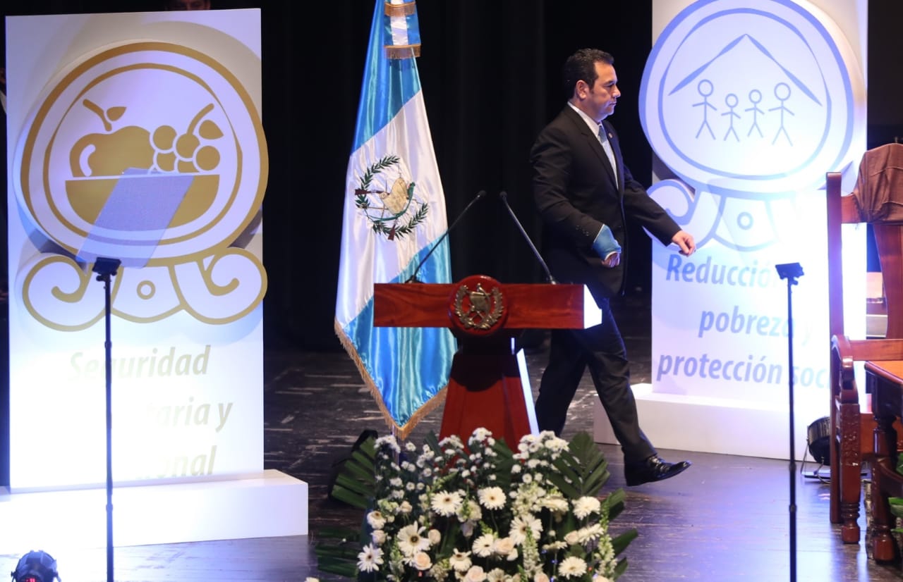 El presidente Jimmy Morales llegó a la presentación del plan mientras se recupera de la operación del brazo. (Foto Prensa Libre: Esbin García)