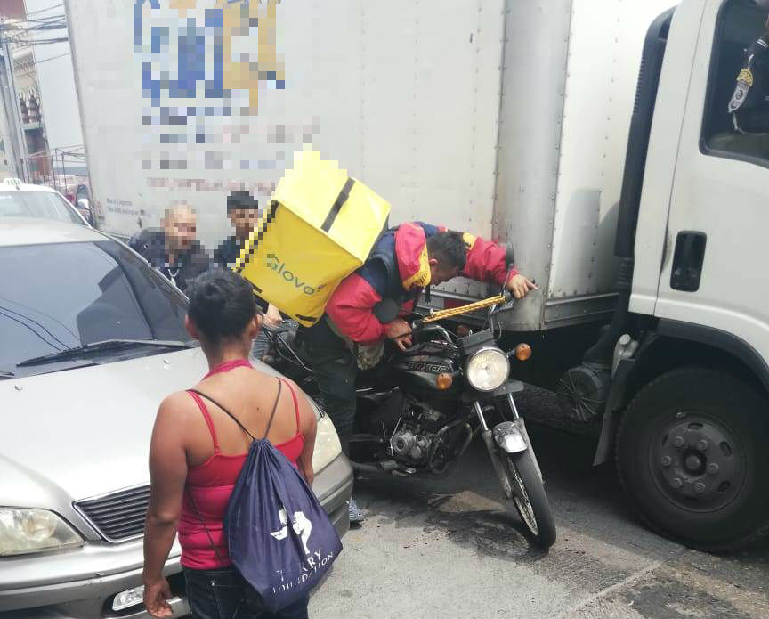 El supuesto ladrón negó que había robado el celular, pero lo arrojó debajo de un carro antes de escapar. (Foto Prensa Libre: Eddy Coronado)