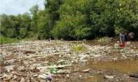 Toneladas de desechos se acumulan en el río Ocosito, en Tres Cruces, Retalhuleu, lo que causas preocupación a vecinos del sector. (Foto Prensa Libre: Cortesía Joel Archila)