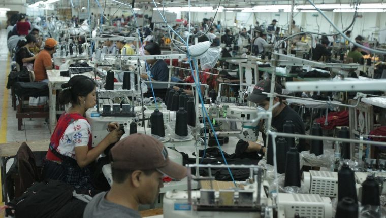 Uno de los reclamos de los empresarios del sector textil es la falta de flexibilidad laboral para competir en el mundo. (Foto Prensa Libre: Juan Diego González)