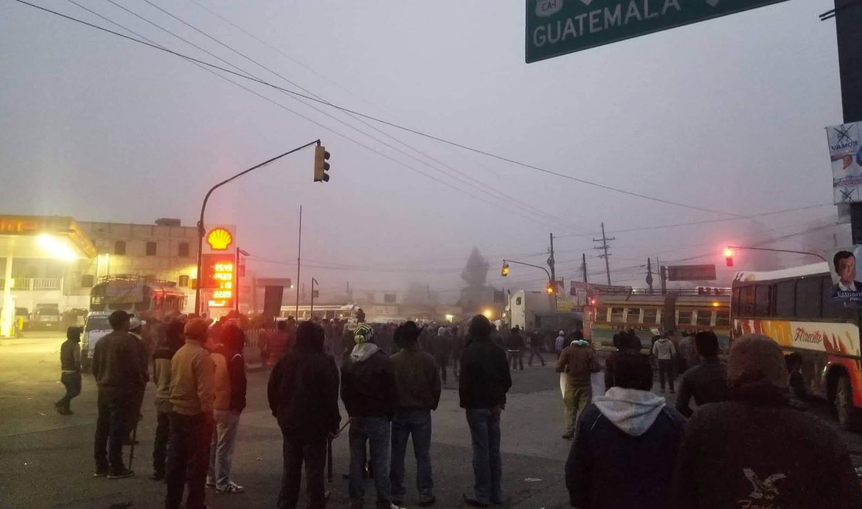 Pobladores permanecen desde la madrugada en Cuatro Caminos, TotonicapÃ¡n. (Foto Prensa Libre: MetrÃ³poli Altense)