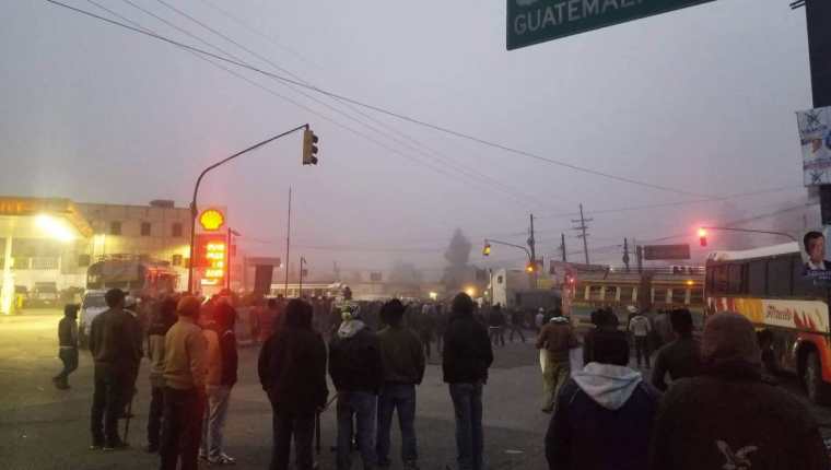 Pobladores permanecen desde la madrugada en Cuatro Caminos, Totonicapán. (Foto Prensa Libre: Metrópoli Altense)