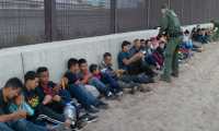 Un grupo de migrantes, en el cual se ven varios niños, segundos después de haber cruzado la frontera. La migración ilegal se ha incrementado exponencialmente desde la llegada al poder de Donald Trump. (Foto: CBP)