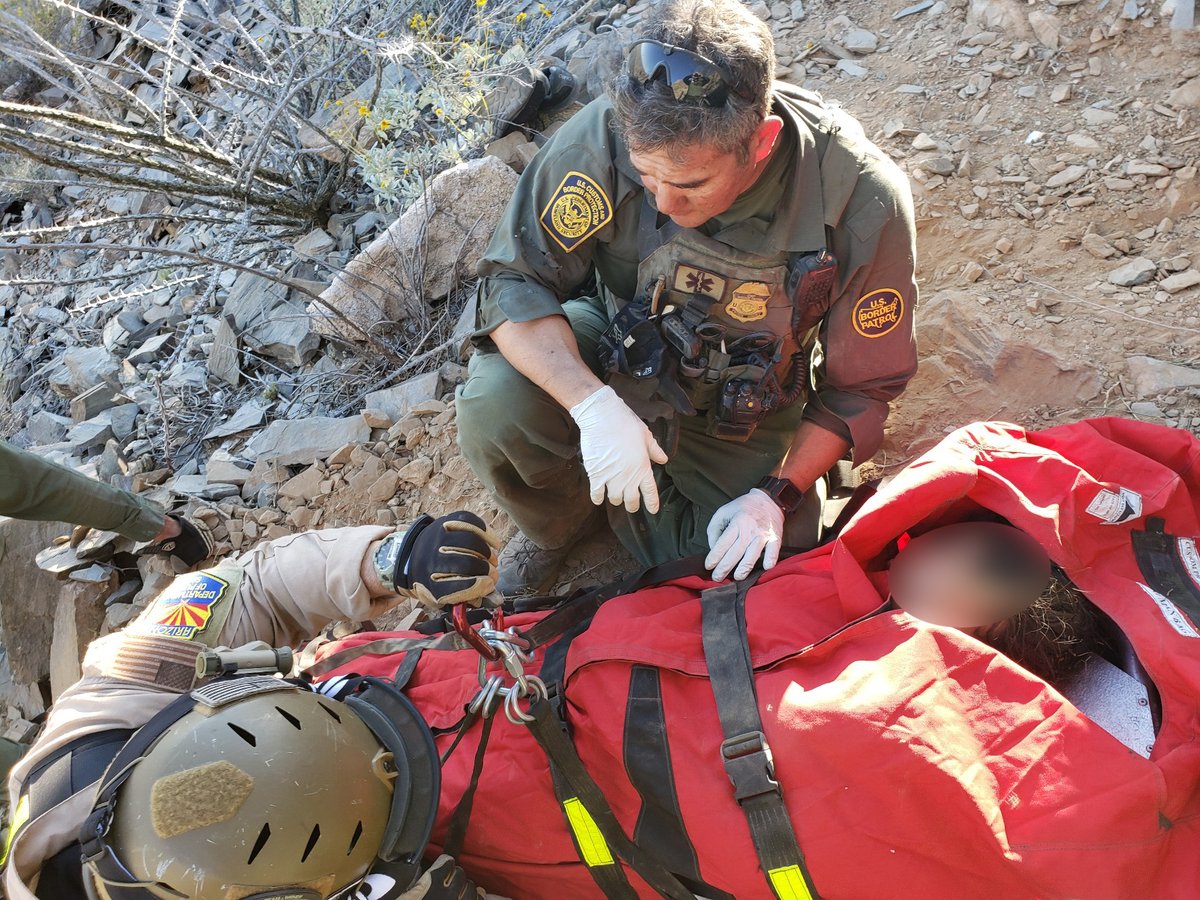 Oficiales de la Patrulla Fronteriza dan primeros auxilios a una indocumentada rescatada en el desierto de Arizona. (Foto. CBP)