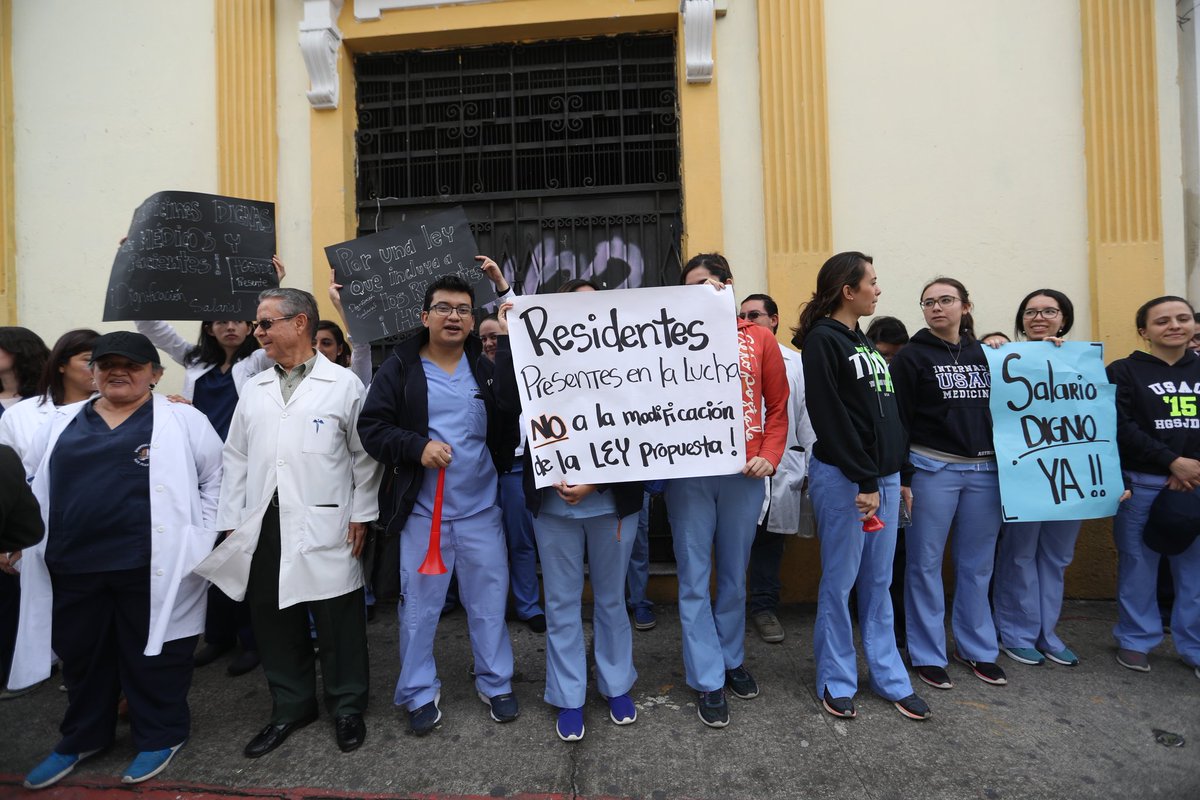 Médicos residentes también deben recibir el incremento salarial acordado con el Ministerio de Salud, ellos están en el renglón 021. (Foto Prensa Libre: Hemeroteca PL)