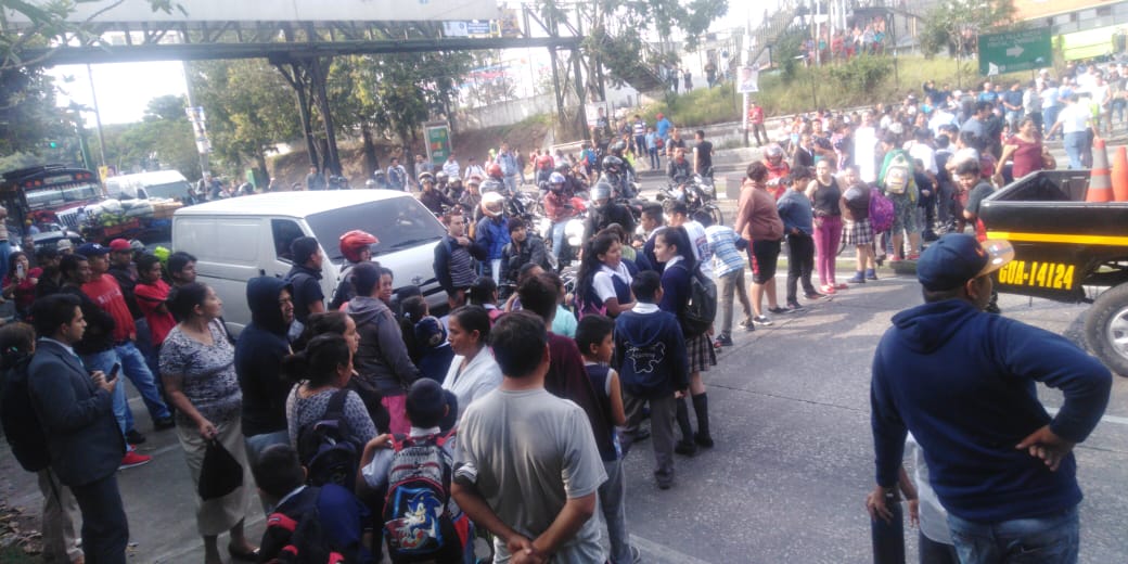 Los pobladores impiden el paso de vehículos en ambas vías. (Foto Prensa Libre: Dalia Santos)