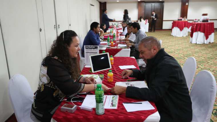 Empresarios peruanos del sector agro alimentos llevaron a cabo negocios con sus pares guatemaltecos.  La actividad fue promovida por ProPerú y la Cámara de Comercio de Guatemala. (Foto Prensa Libre: Raúl Juárez)