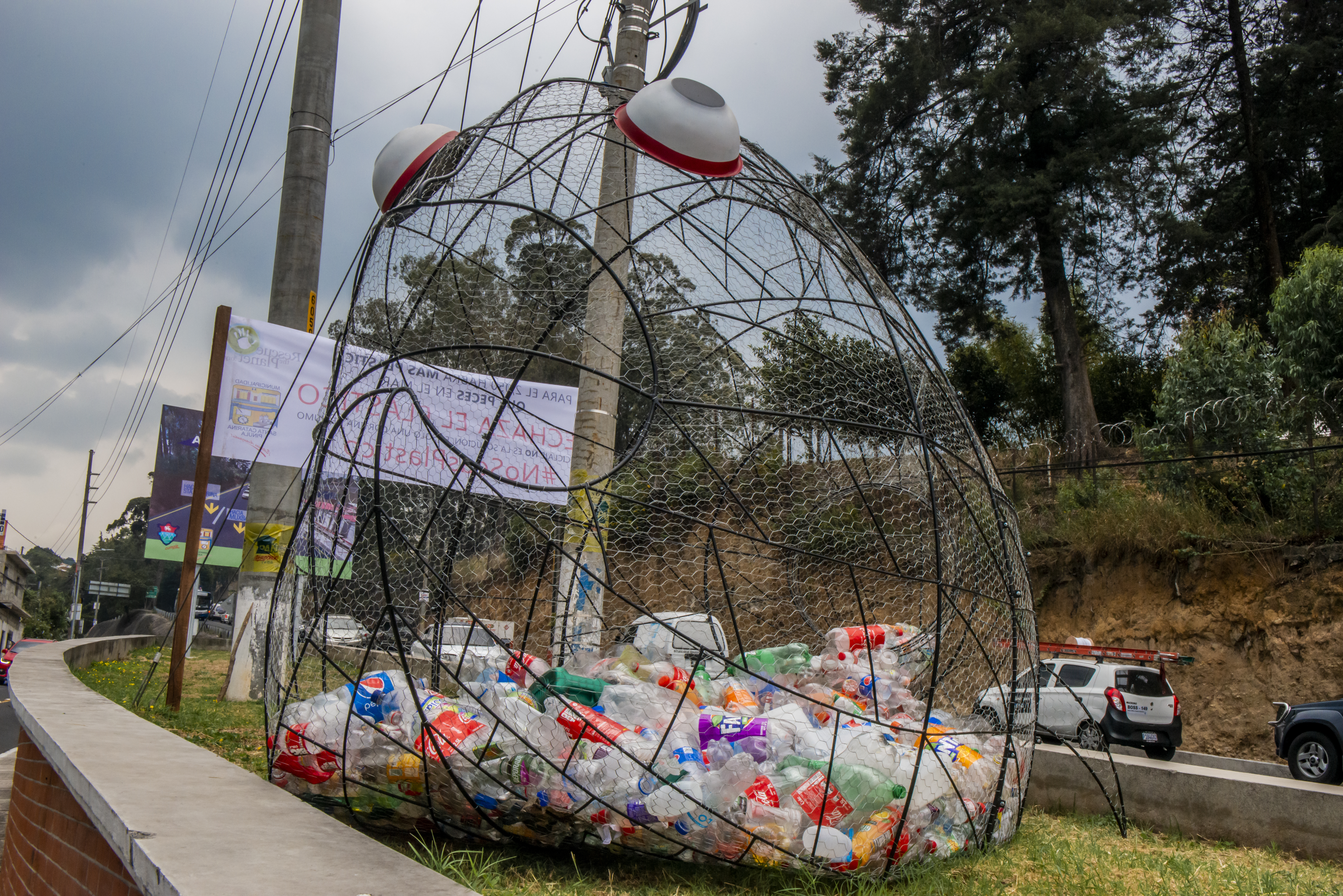 
El Cardumen Plástico fue colocado en la cuchilla que conecta la 20 calle con la Carretera a Muxbal y el ingreso a Santa Catarina Pinula. (Foto Prensa Libre: Cortesía Sergio Izquierdo)
