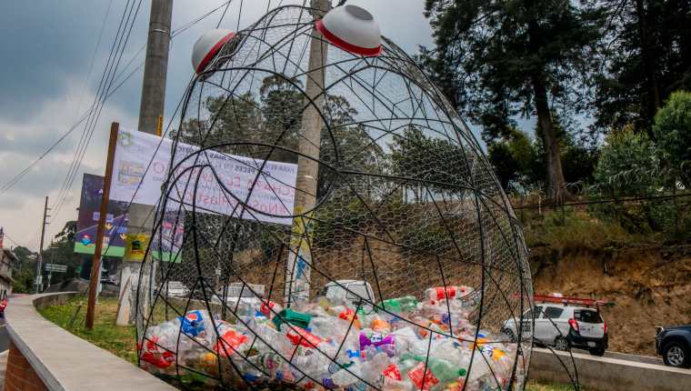 
El Cardumen Plástico fue colocado en la cuchilla que conecta la 20 calle con la Carretera a Muxbal y el ingreso a Santa Catarina Pinula. (Foto Prensa Libre: Cortesía Sergio Izquierdo)
