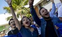 AME1845. MANAGUA (NICARAGUA), 17/04/2019.- Jóvenes gritan consignas durante un plantón contra el Gobierno del presidente Daniel Ortega este miércoles 17 de abril de 2019, en Managua (Nicaragua). Grupos opositores reportaron al menos 35 detenidos en Nicaragua este miércoles, entre ellos un periodista, durante una protesta contra el presidente Daniel Ortega, en la víspera del primer aniversario del estallido social del 18 de abril de 2018. EFE/Jorge Torres