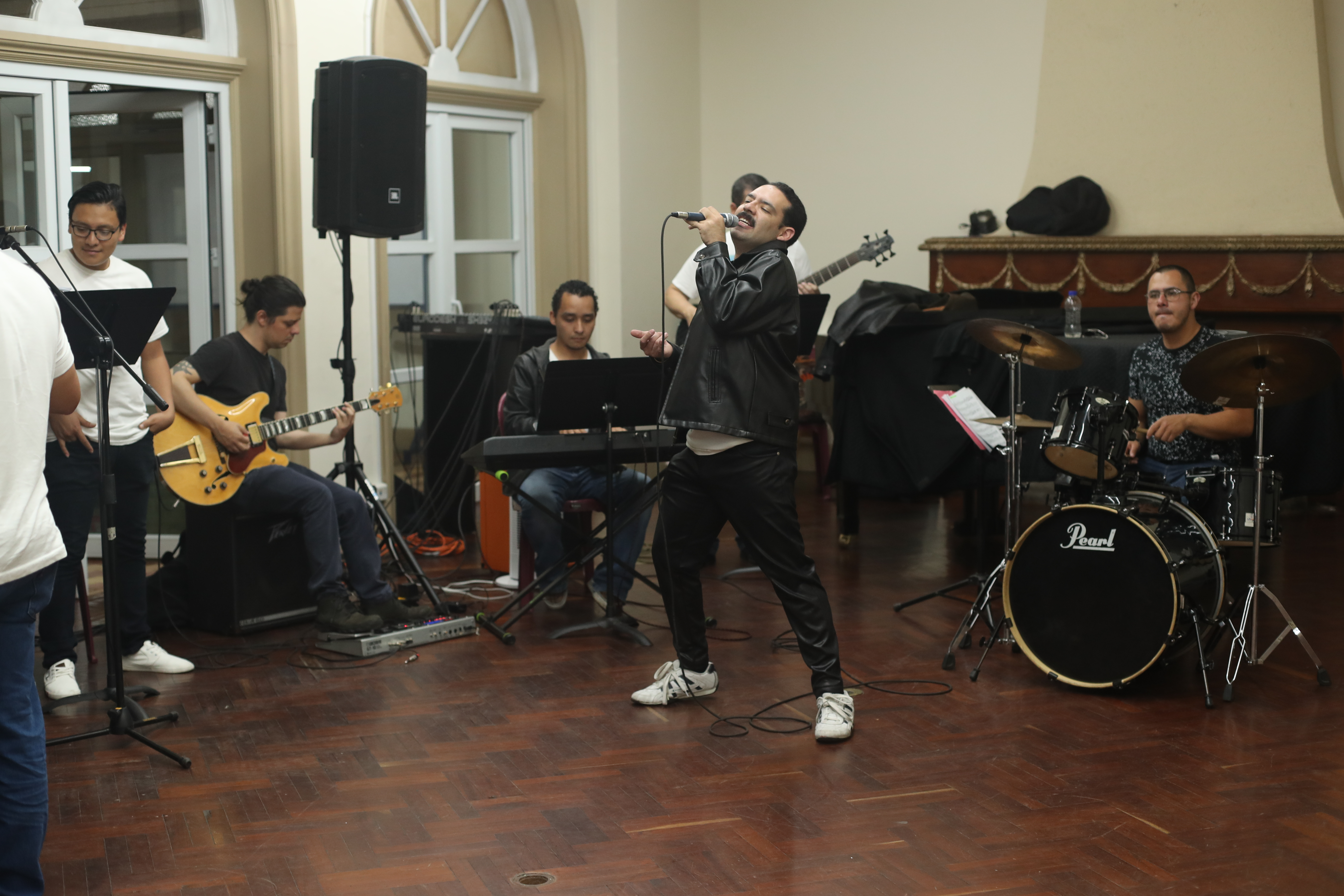 Killer Queen, grupo guatemalteco, en ensayo Show Rapsodia para Guatemala. (Foto Prensa Libre: Erick Ávila)