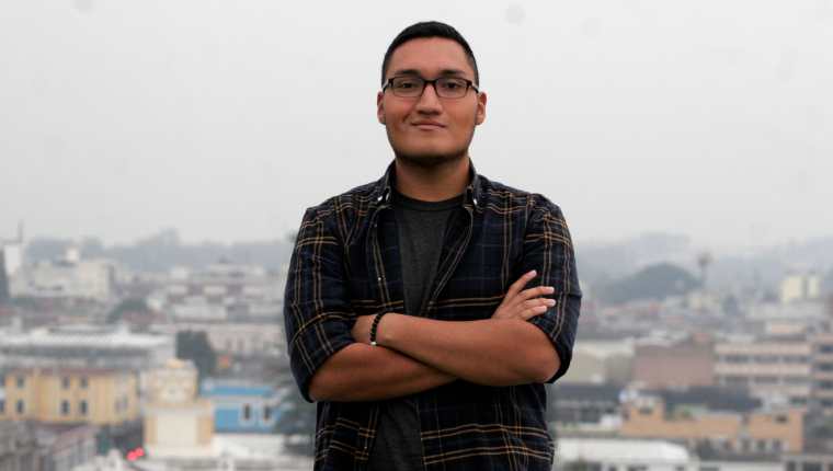 Romeo López,cineasta guatemalteco presenta su cortometraje "Lo que ocultan las tinieblas", ganador a mejor cortometraje de horror y mejor cinematografía en Los Angeles Film Awards.

(Foto Prensa Libre: María Rene Barrientos Gaytan)