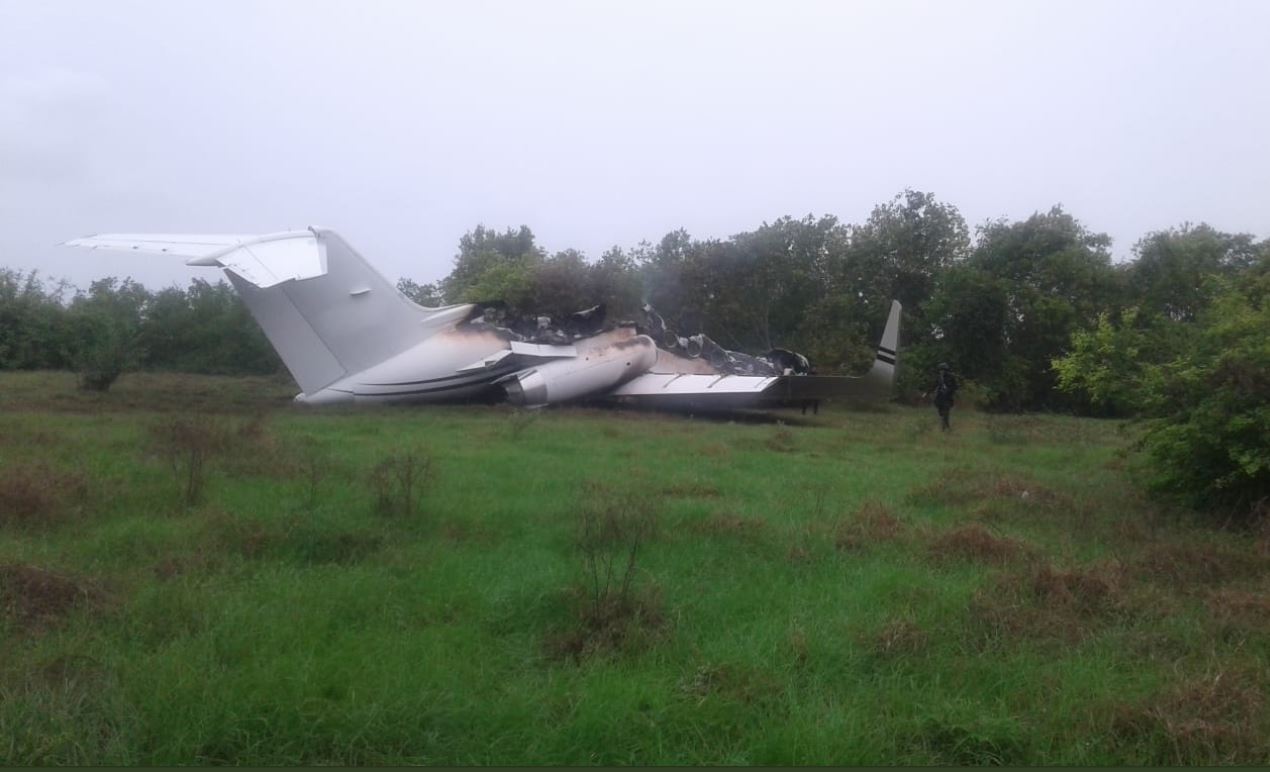 El jet fue encontrado semidestruida en una pista clandestina. (Foto: PNC)