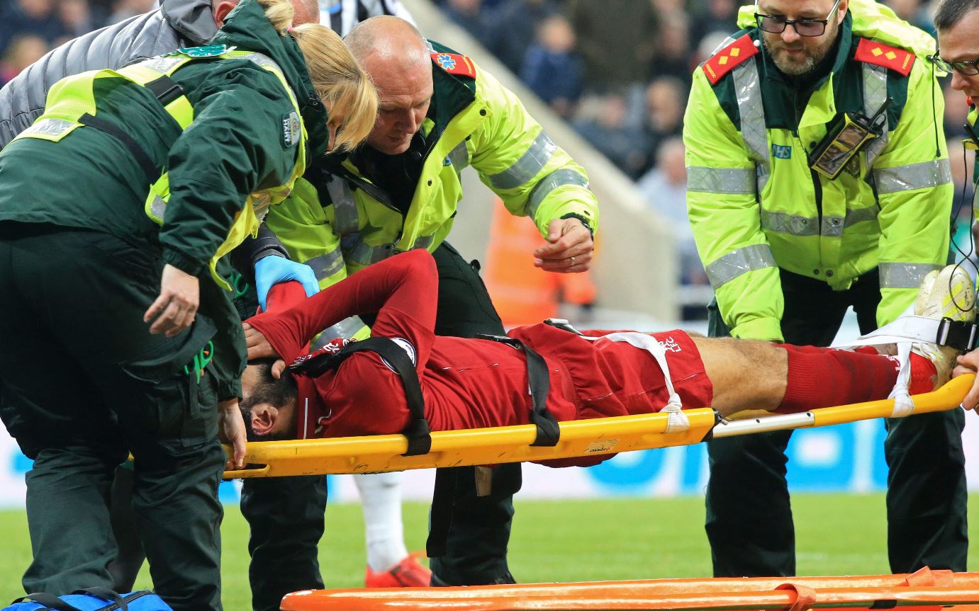 Salah es atendido después de sufrir un golpe en la cabeza. (Foto Prensa Libre: AFP).