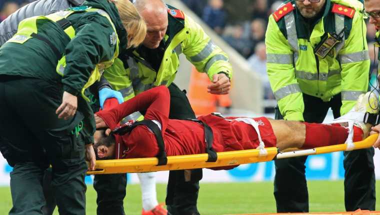 Salah es atendido después de sufrir un golpe en la cabeza. (Foto Prensa Libre: AFP).