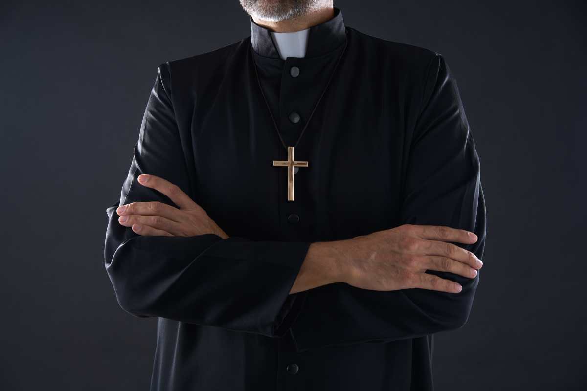 Bajo investigación un un sacerdote católico en Francia por violación y agresión sexual