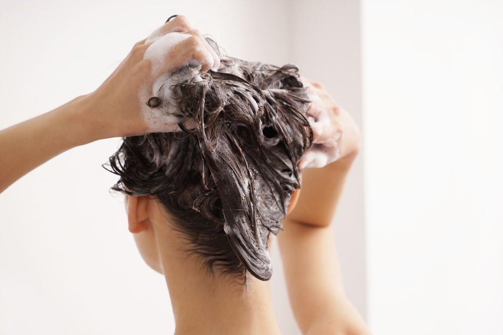 El bienestar del cabello tiene que ver con la calidad de los productos que utiliza, pero también con su forma de empleo. (Foto Prensa Libre: Shutterstock)
