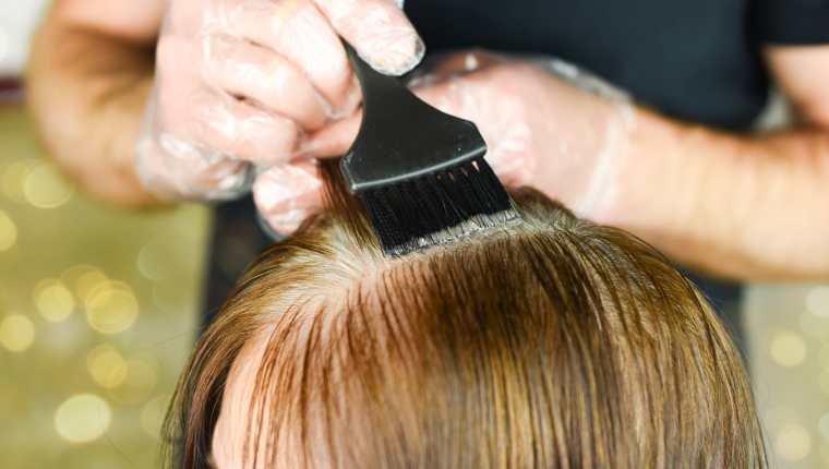 La aplicación de tintes en el cabello es una práctica que causa dudas sobre la salud. (Foto Prensa Libre: Servicios).