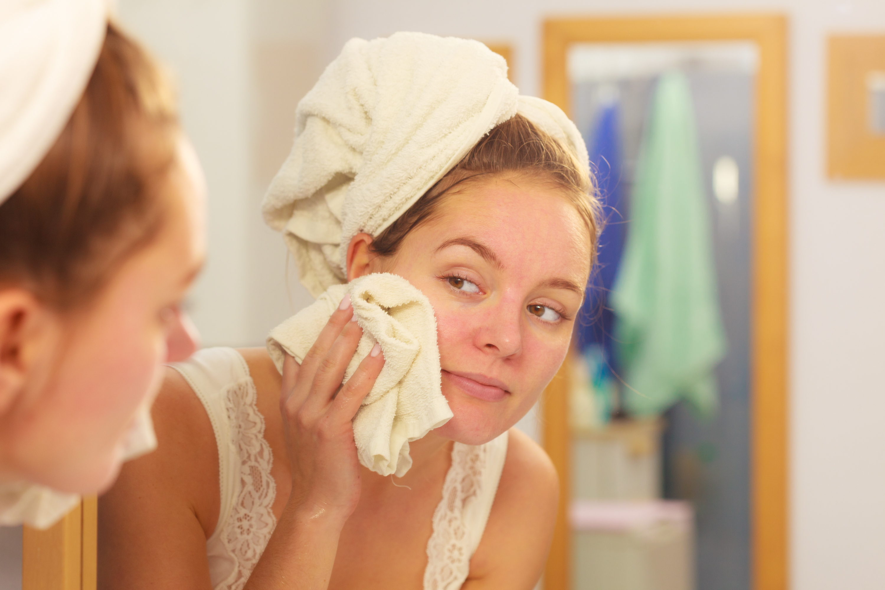 Para que la piel respire, es importante limpiar el rostro cada noche. (Foto Prensa Libre: Shutterstock)