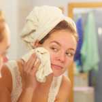 Para que la piel respire, es importante limpiar el rostro cada noche. (Foto Prensa Libre: Shutterstock)