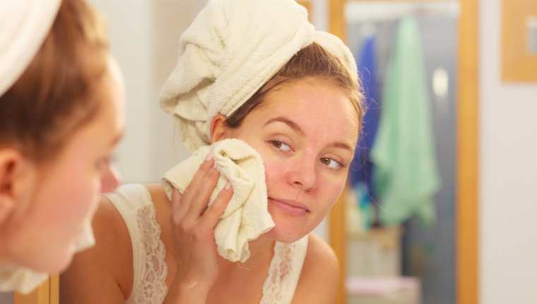 Para que la piel respire, es importante limpiar el rostro cada noche. (Foto Prensa Libre: Servicios).