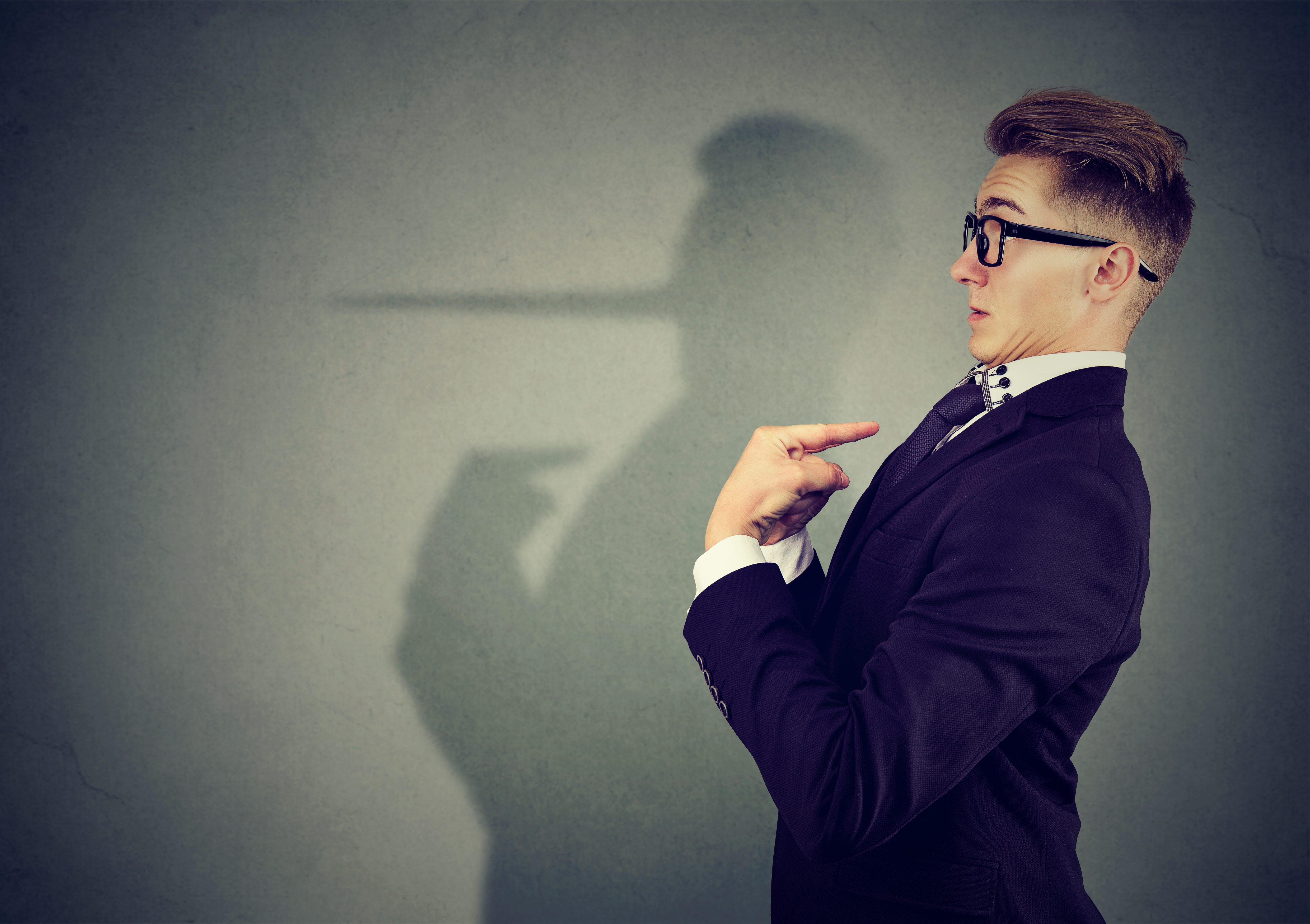 Las personas constantemente enfrentan situaciones en las que alguien busca engañarlos. (Foto Prensa Libre: Shutterstock)