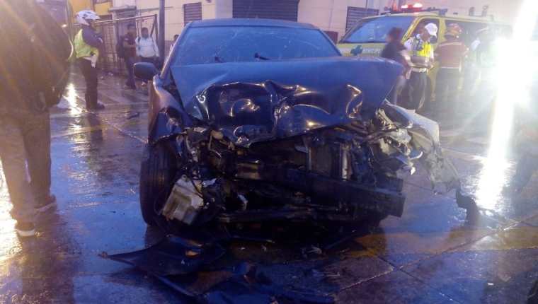 El vehículo que impactó quedó con severos daños. (Foto Prensa Libre: radio TGW)