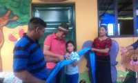 Rony Chalí movió a la comunidad tuitera para construir una escuela de párvulos en Chuachilil, Yepocapa, Chimaltenango, que fue inaugurada el domingo 7 de abril de 2018. (Foto Prensa Libre: Cortesía)