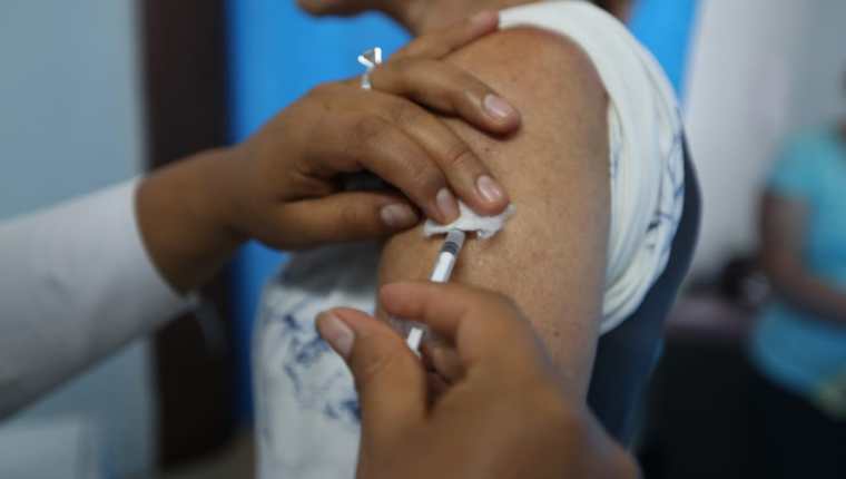 Las personas que tienen planeado viajar es recomendable que se vacunen contra el sarampión. (Foto Prensa Libre: Óscar Rivas)