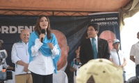 La candidata Zury Rios por el partido Valor habla a sus simpatizantes en San Mateo, Quetzaltenango. (Foto Prensa Libre: Carlos Hernández)