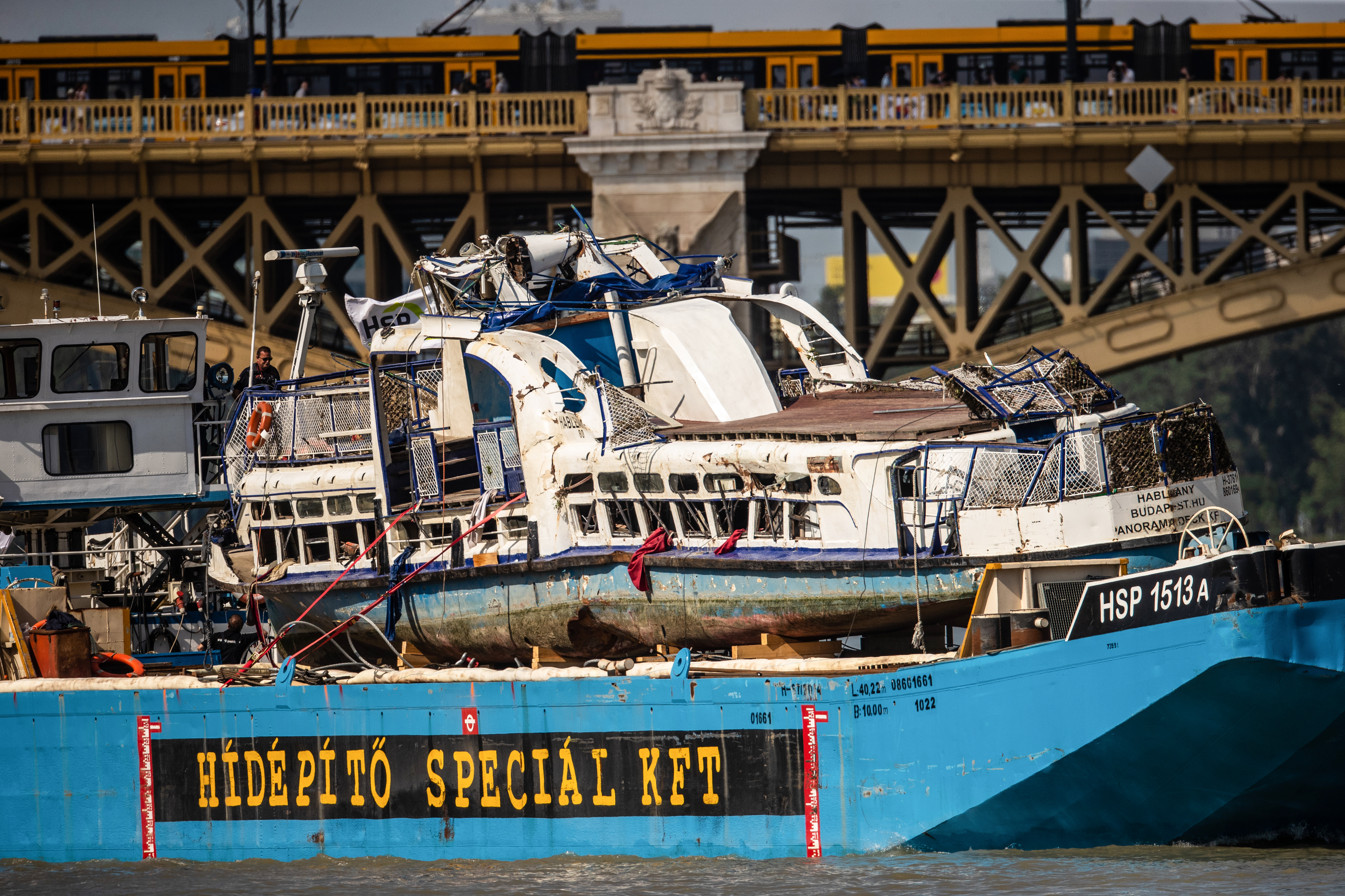 Así transportaron la embarcación después de recuperarla del fondo del Río Danubio. (Foto Prensa Libre: AFP) 