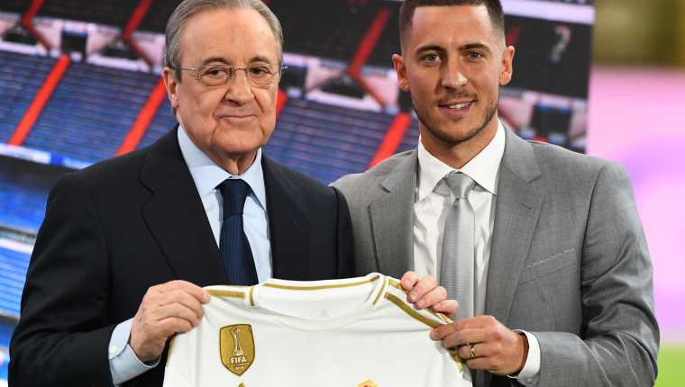 Eden Hazard junto a Florentino Pérez en su presentación como nuevo jugador del Real Madrid. (Foto Prensa Libre: AFP)