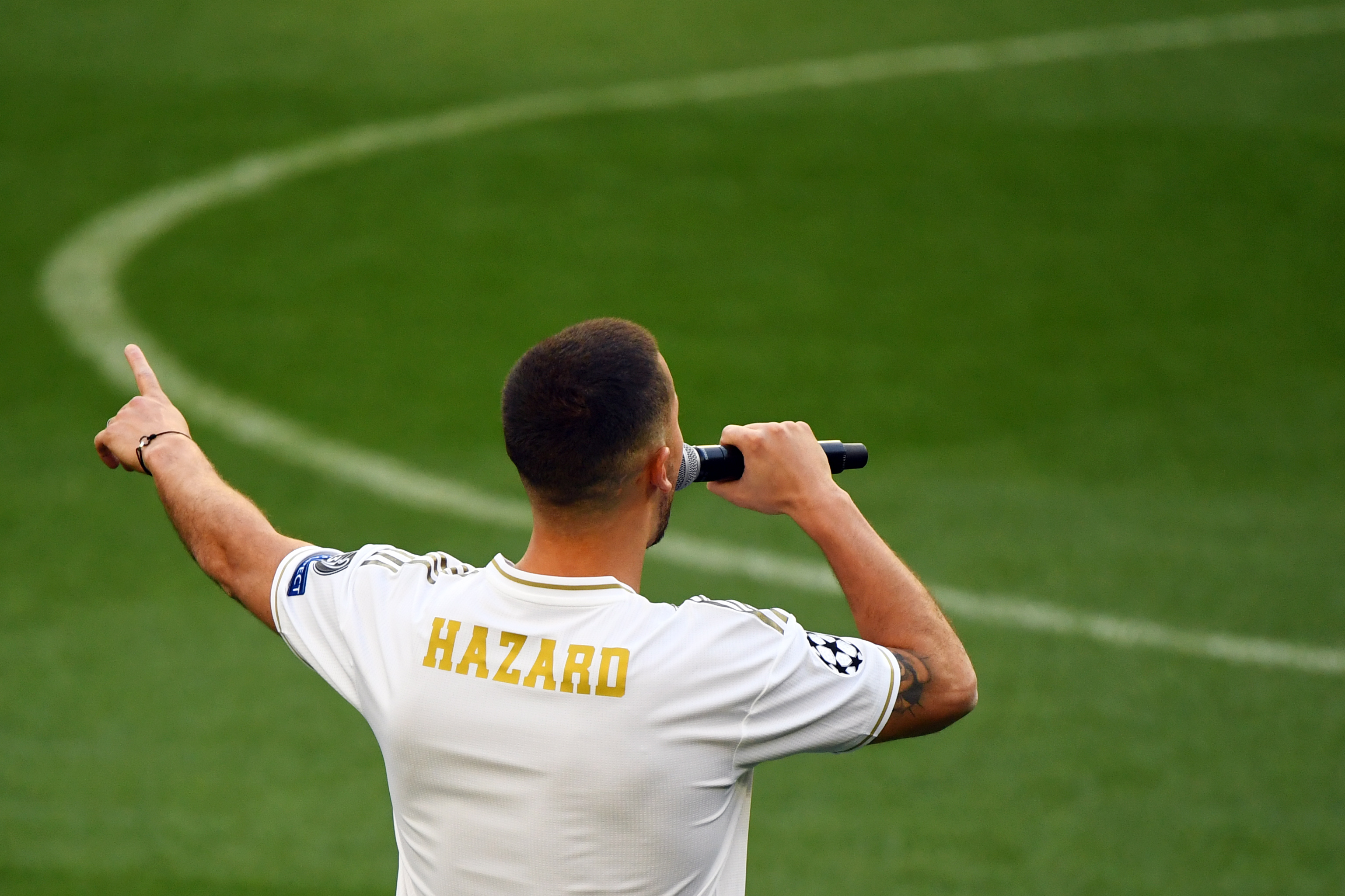 Eden Hazrd, sin dorsal, se dirige a los miles de aficionados que le dieron la bienvenida en el estadio Santiago Bernabéun, casa del Real Madrid. (Foto Prensa Libre: AFP)