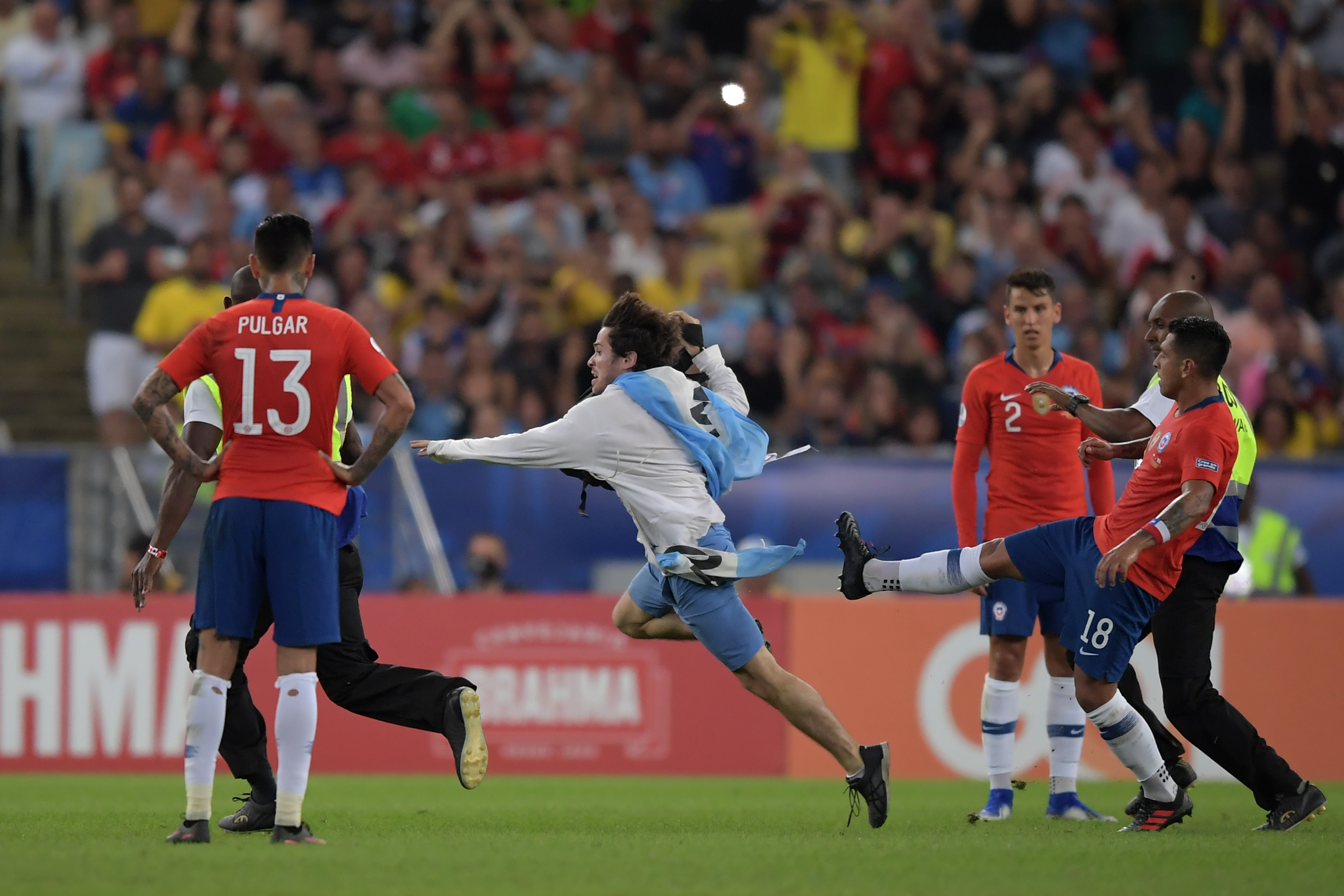 Gonzalo Jara momentos después de patear a un aficionado de Uruguay. (Foto Prensa Libre: AFP) 