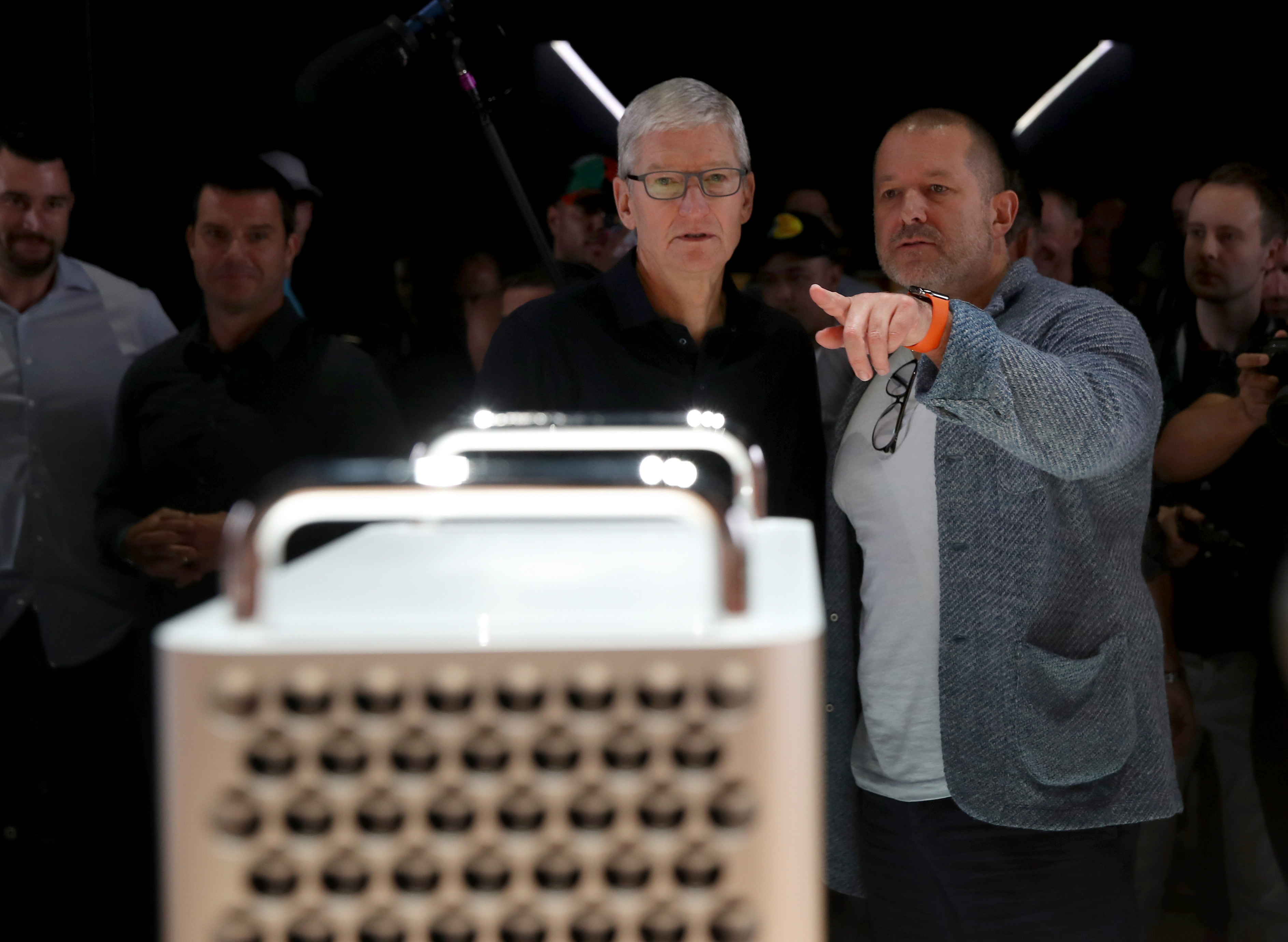El veterano jefe de diseño de Apple Jony Ive (Derecha) anunció su retiro. (Foto Prensa Libre: AFP)