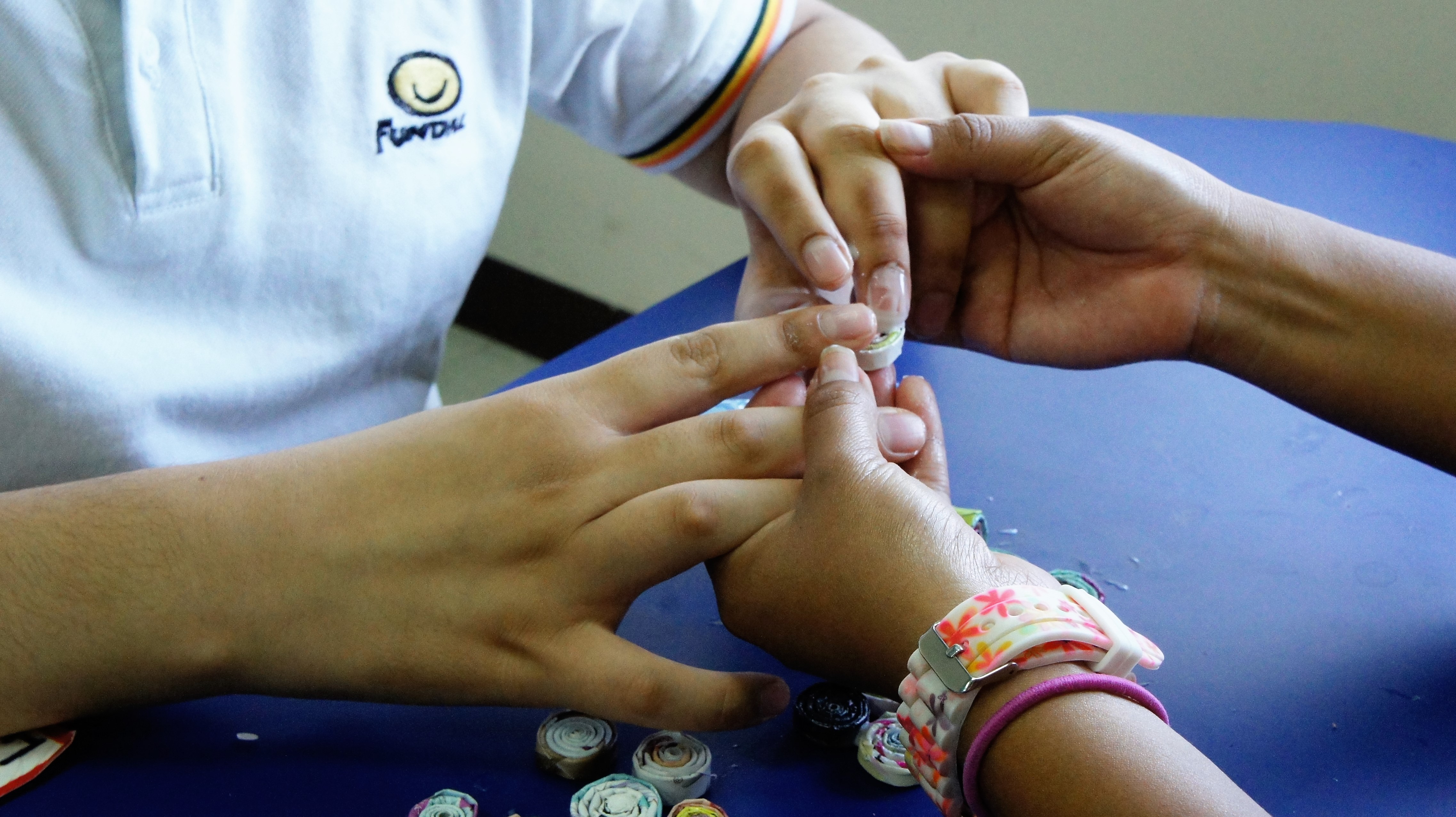 El tacto es uno de los sentidos más importantes para conocer el mundo cuando se presenta la sordoceguera.  (Foto Prensa Libre: Fundal)